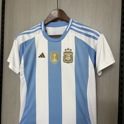 Alternative view of Kids' Kit Soccer Jersey Suit Argentina I 2024/25 - White and Blue (+ World Cup Campeao 2022 Patch)