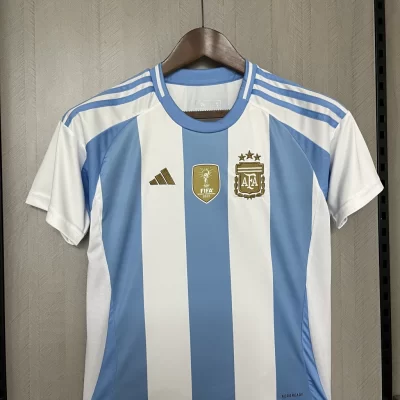 Kids' Kit Soccer Jersey Suit Argentina I 2024/25 - White and Blue (+ World Cup Campeao 2022 Patch) - Image 3