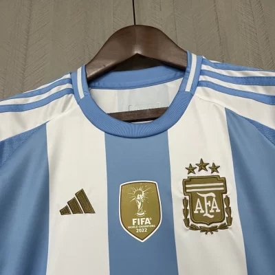 Kids' Kit Soccer Jersey Suit Argentina I 2024/25 - White and Blue (+ World Cup Campeao 2022 Patch) - Image 4